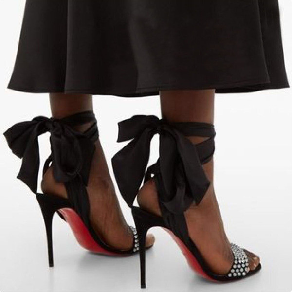 Stílusos női cipő magas vékony sarkú fűzőkkel és kövekkel