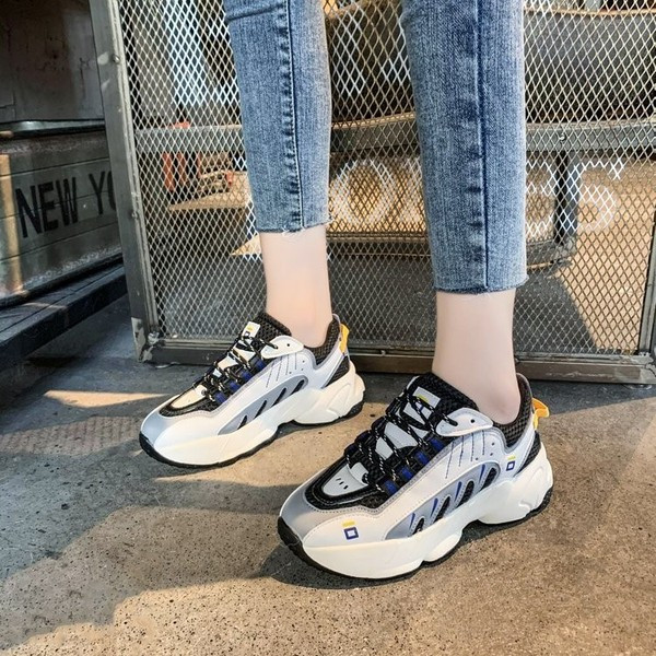 Γυναικεία αθλητικά παπούτσια με χρωματιστούς δεσμούς