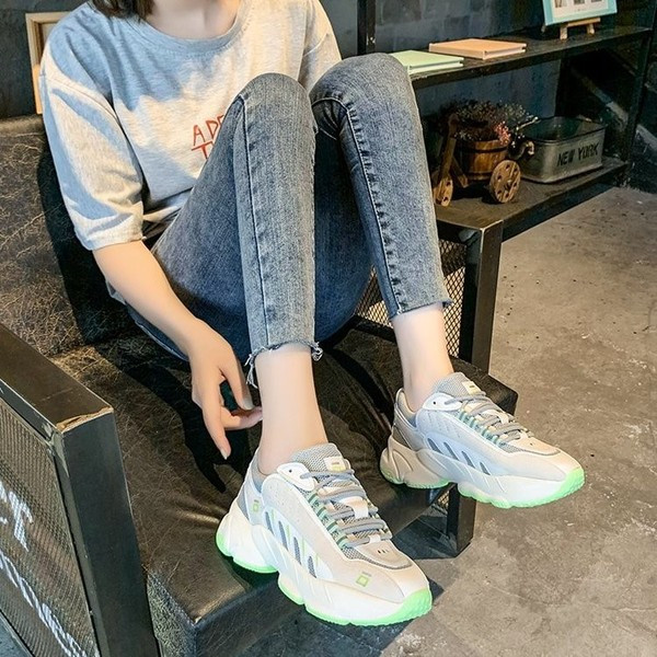 Γυναικεία αθλητικά παπούτσια με χρωματιστούς δεσμούς