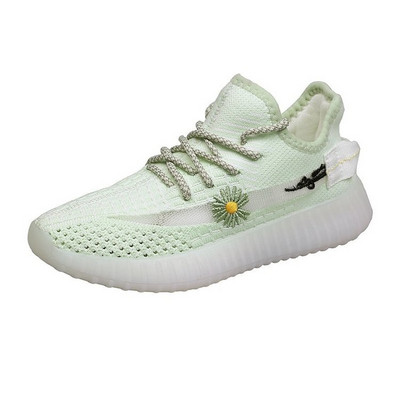 Αθλητικά και casual  παπούτσια με χρωματιστά κεντήματα