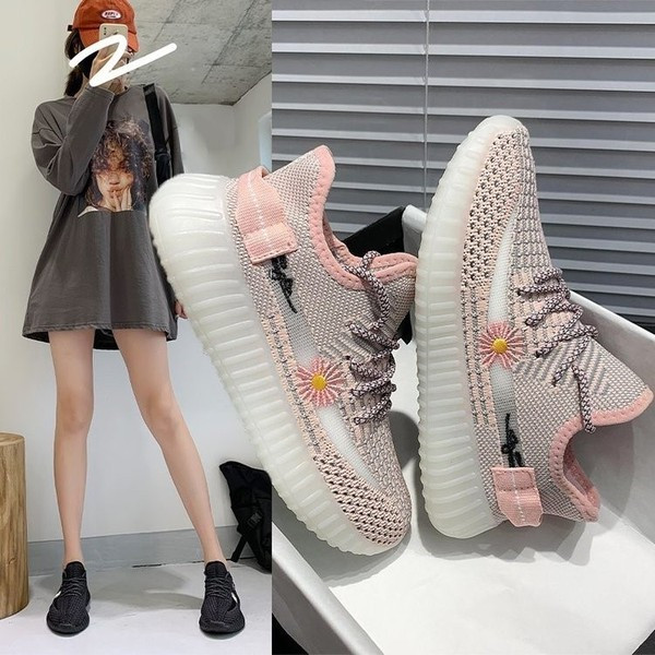 Αθλητικά και casual  παπούτσια με χρωματιστά κεντήματα