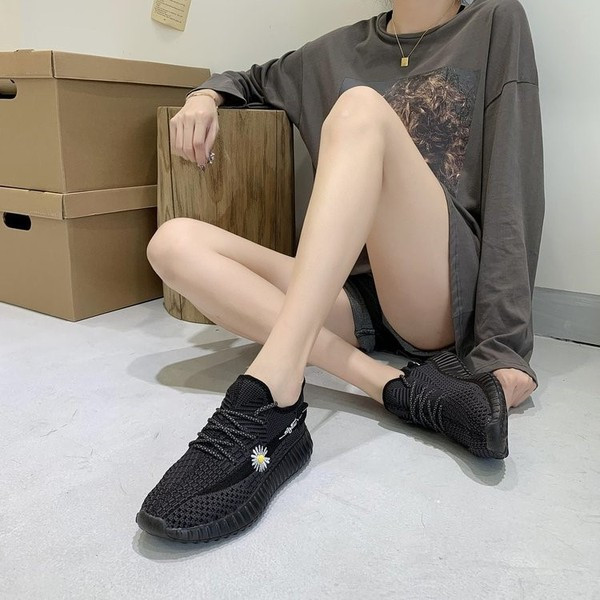 Αθλητικά και casual  παπούτσια με χρωματιστά κεντήματα