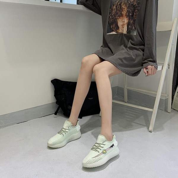 Αθλητικά και casual  παπούτσια με χρωματιστά κεντήματα