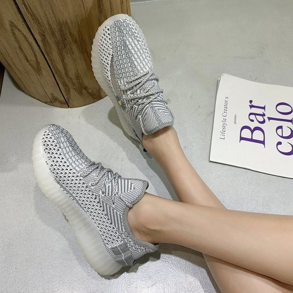 Αθλητικά και casual  παπούτσια με χρωματιστά κεντήματα