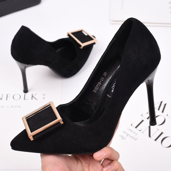 Naiste kõrge kontsaga kingad ja metallist pannal musta värvi