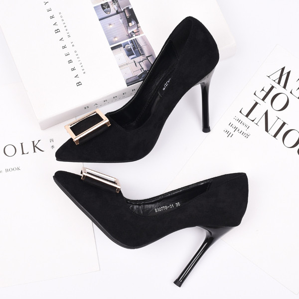 Naiste kõrge kontsaga kingad ja metallist pannal musta värvi