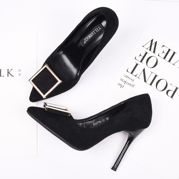 Naiste kõrge kontsaga kingad ja metallist pannal musta värvi