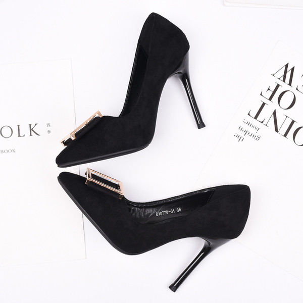 Naiste kõrge kontsaga kingad ja metallist pannal musta värvi