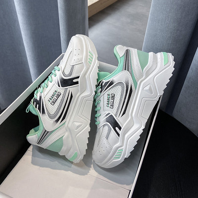 Női tornacipő - fűzővel és durva talppal