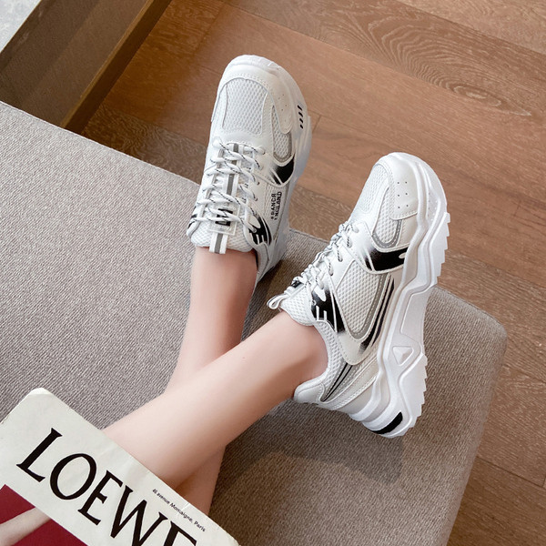 Női tornacipő - fűzővel és durva talppal