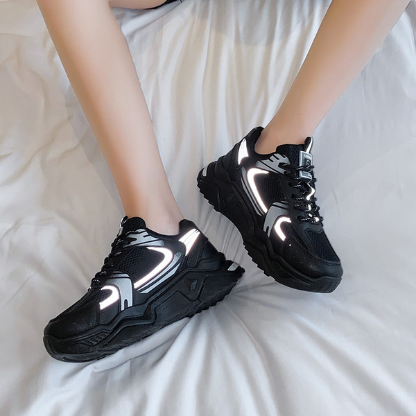 Női tornacipő - fűzővel és durva talppal