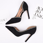 Γυναικεία παπούτσια με μεταλλική διακόσμηση και ψηλά τακούνια