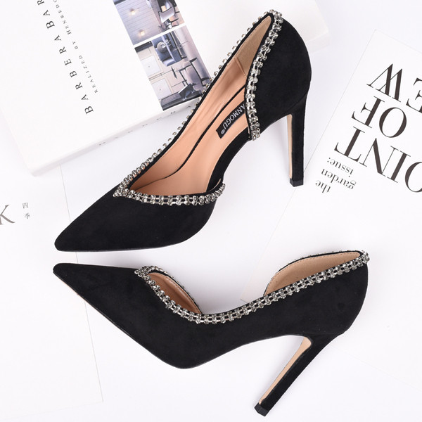 Γυναικεία παπούτσια με μεταλλική διακόσμηση και ψηλά τακούνια