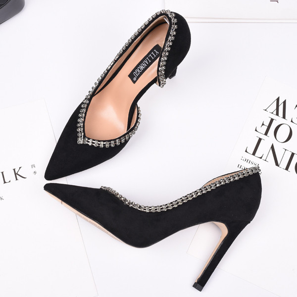 Γυναικεία παπούτσια με μεταλλική διακόσμηση και ψηλά τακούνια