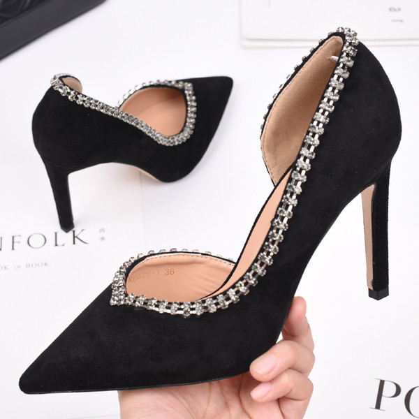 Γυναικεία παπούτσια με μεταλλική διακόσμηση και ψηλά τακούνια