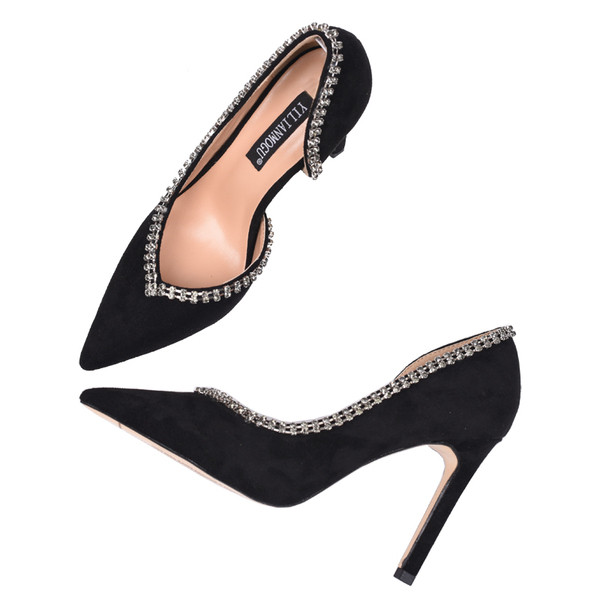 Γυναικεία παπούτσια με μεταλλική διακόσμηση και ψηλά τακούνια