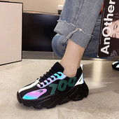 Σύγχρονα γυναικεία αθλητικά παπούτσια με τραχιά σόλα και μοτίβο