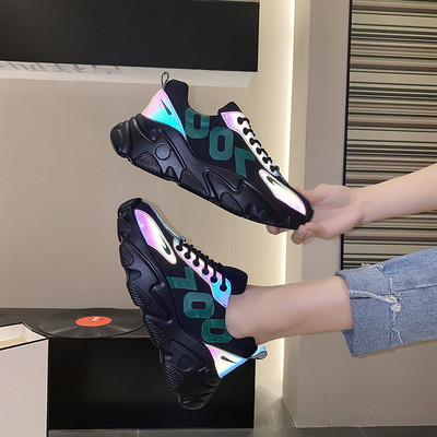 Σύγχρονα γυναικεία αθλητικά παπούτσια με τραχιά σόλα και μοτίβο