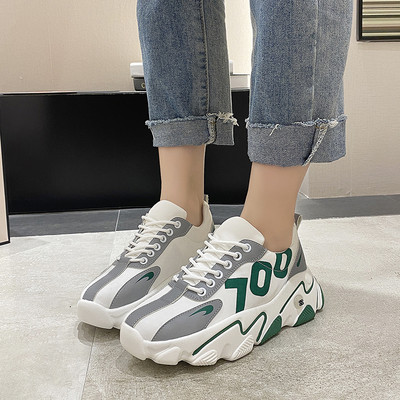 Σύγχρονα γυναικεία αθλητικά παπούτσια με τραχιά σόλα και μοτίβο