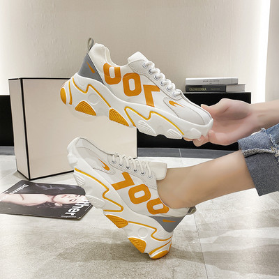 Σύγχρονα γυναικεία αθλητικά παπούτσια με τραχιά σόλα και μοτίβο