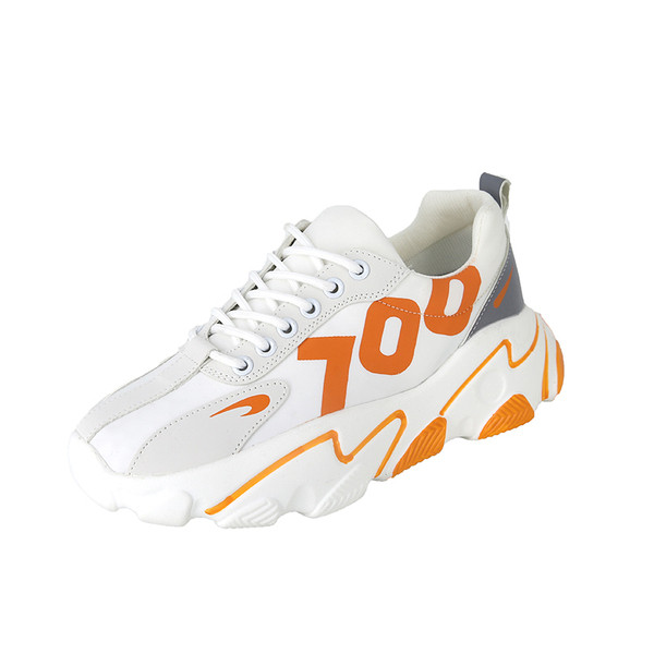 Σύγχρονα γυναικεία αθλητικά παπούτσια με τραχιά σόλα και μοτίβο