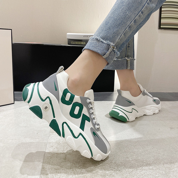 Σύγχρονα γυναικεία αθλητικά παπούτσια με τραχιά σόλα και μοτίβο