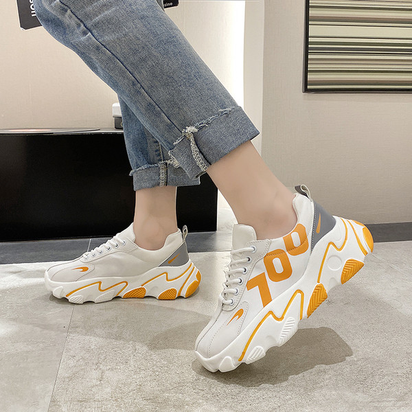 Σύγχρονα γυναικεία αθλητικά παπούτσια με τραχιά σόλα και μοτίβο