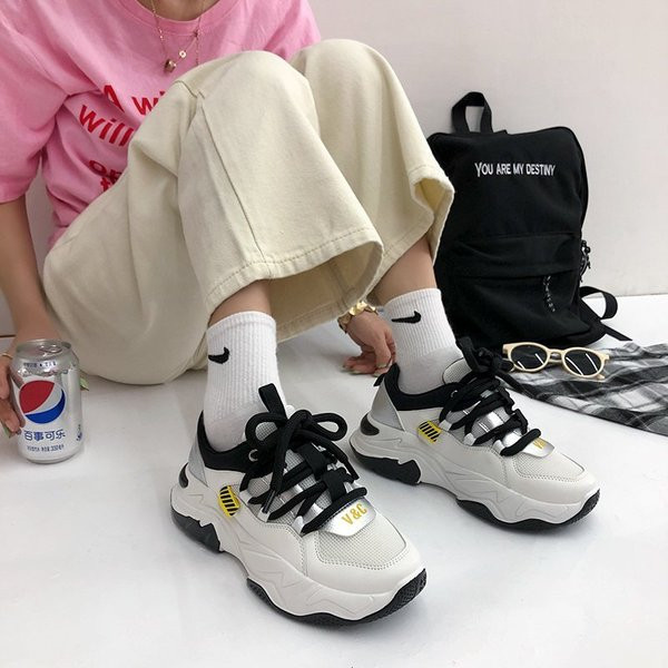 Casual γυναικεία αθλητικά παπούτσια - με κορδόνια και τραχιά σόλα