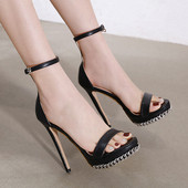 Κομψά γυναικεία ψηλοτάκουνα παπούτσια με μεταλλικό στοιχείο και αγκράφα