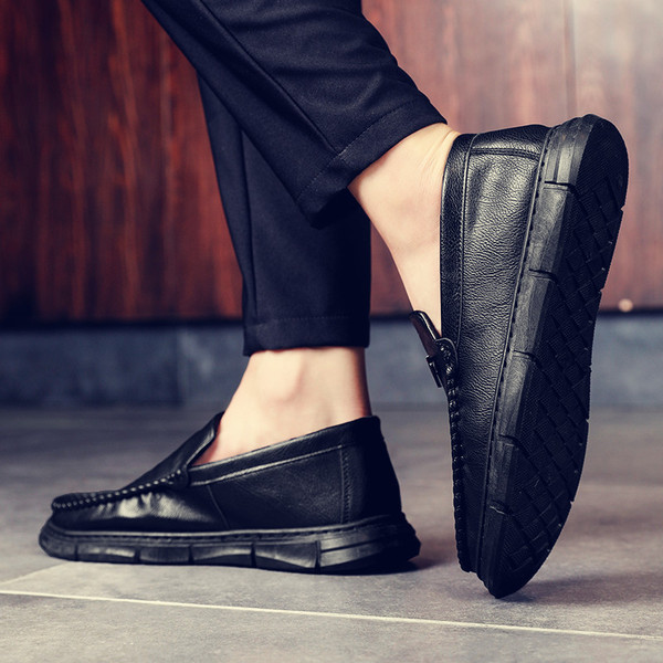 Meeste nahast mokassiinid metallelemendiga