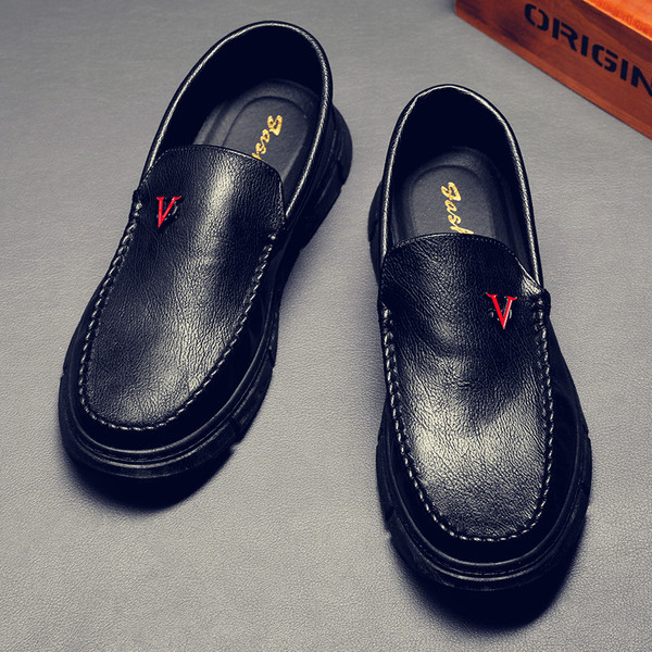 Meeste nahast mokassiinid metallelemendiga