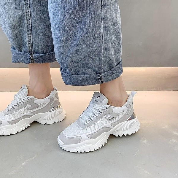 Γυναικεία αθλητικά παπούτσια με τραχιά σόλα με στοιχείο eco suede