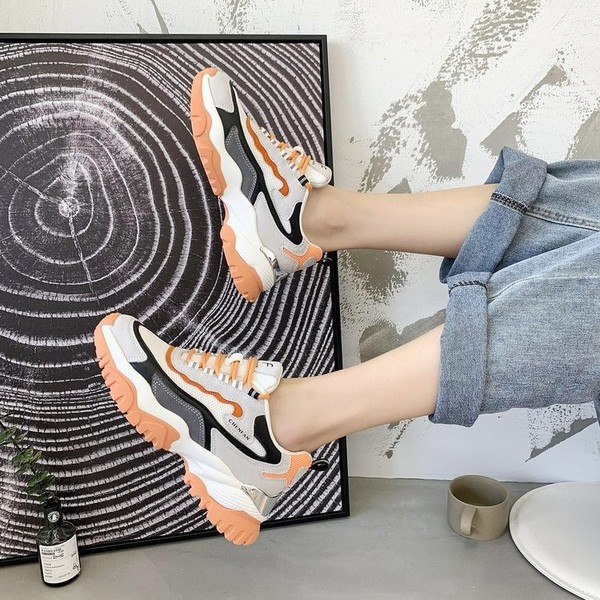 Γυναικεία αθλητικά παπούτσια με τραχιά σόλα με στοιχείο eco suede