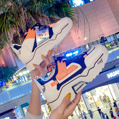 Casual γυναικεία αθλητικά παπούτσια - με κορδόνια και τραχιά σόλα