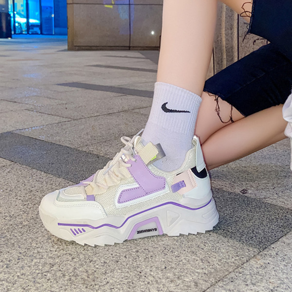 Casual γυναικεία αθλητικά παπούτσια - με κορδόνια και τραχιά σόλα