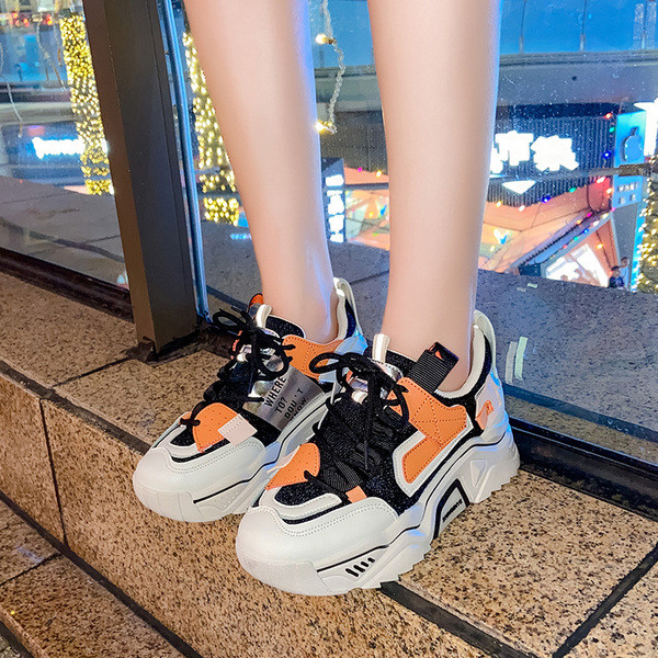 Casual γυναικεία αθλητικά παπούτσια - με κορδόνια και τραχιά σόλα