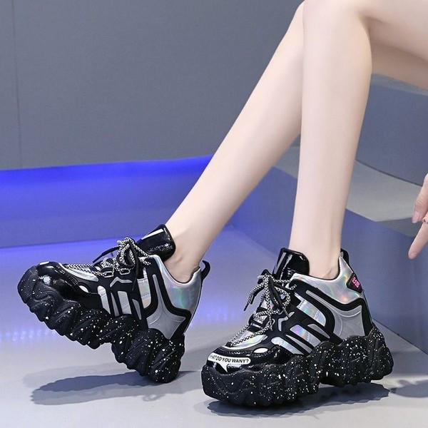 Γυναικεία μοντέρνα αθλητικά παπούτσια με ψηλή σόλα και πλέγμα