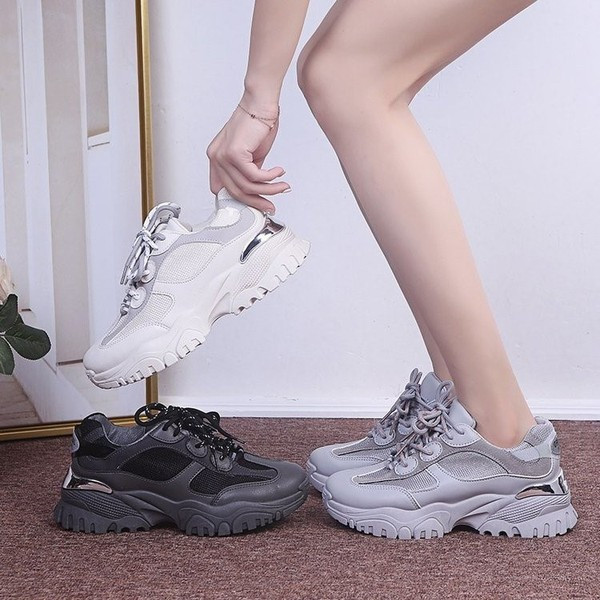 Γυναικεία  αθλητικά  παπούτσια με τραχιά σόλα