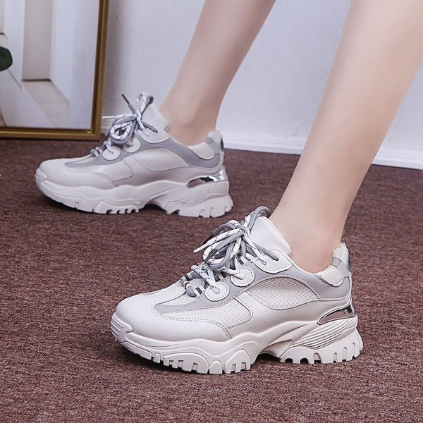 Γυναικεία  αθλητικά  παπούτσια με τραχιά σόλα