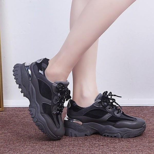 Γυναικεία  αθλητικά  παπούτσια με τραχιά σόλα