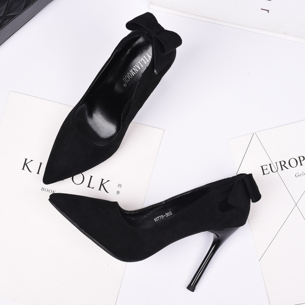 Γυναικεία παπούτσια με κορδέλα και ψηλό τακούνι σε μαύρο χρώμα