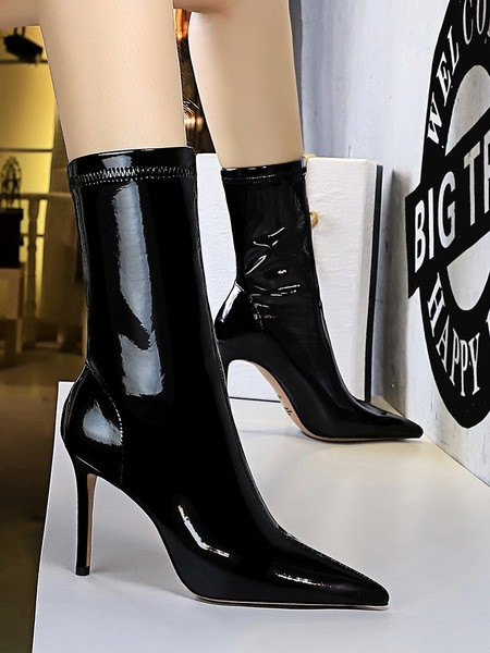 Női alkalmi csizma hegyes modell magassarkúval