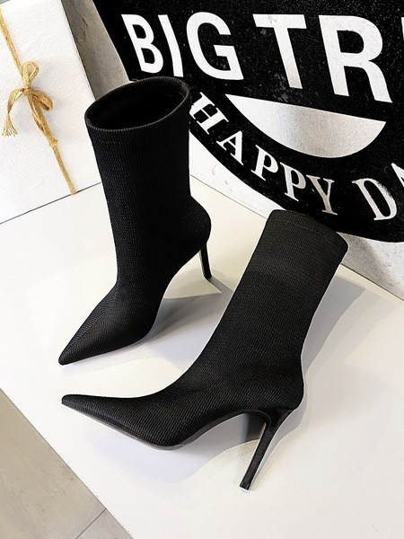 Női alkalmi csizma hegyes modell magassarkúval