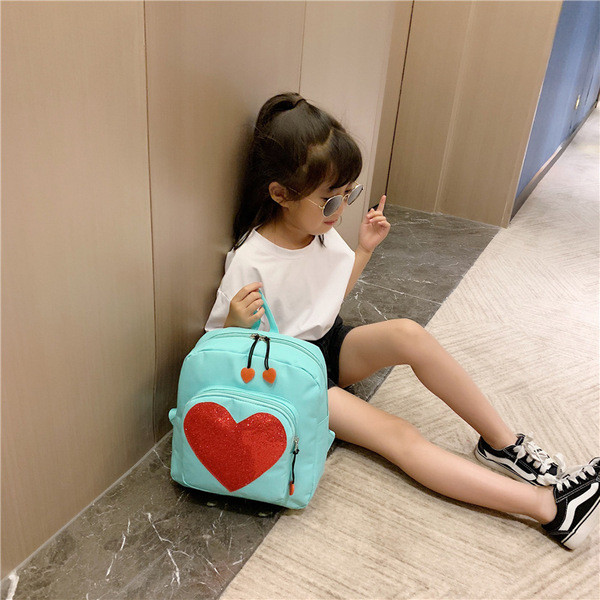 Laste seljakott südamega