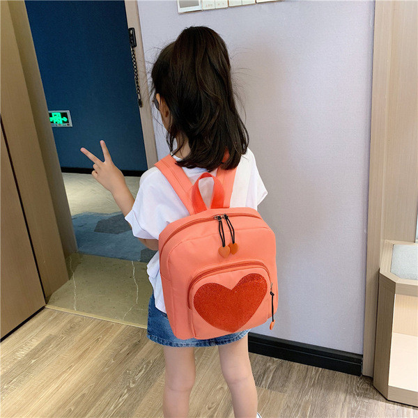 Laste seljakott südamega