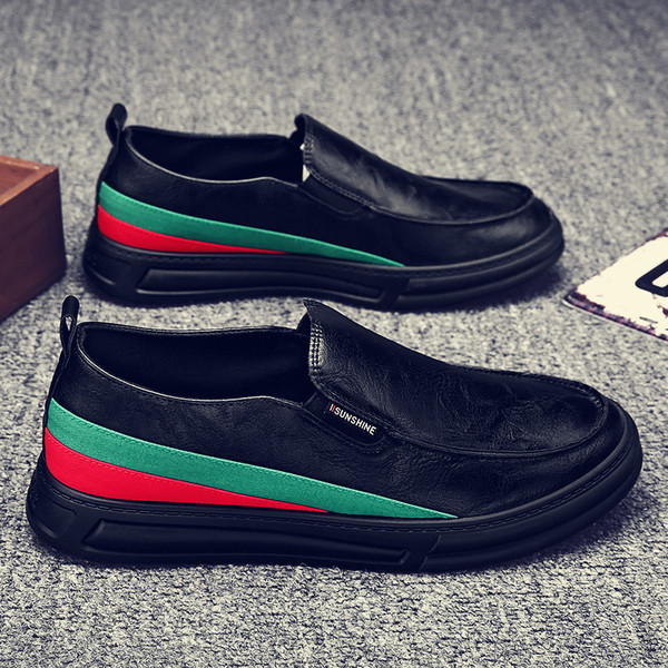 Μοντέρνα ανδρικά μοκασίνια  κατασκευασμένες από οικολογικό δέρμα με επίπεδη σόλα