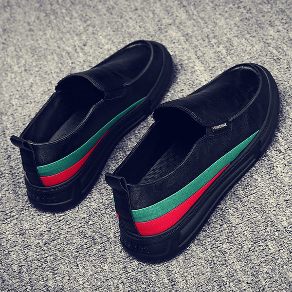 Μοντέρνα ανδρικά μοκασίνια  κατασκευασμένες από οικολογικό δέρμα με επίπεδη σόλα