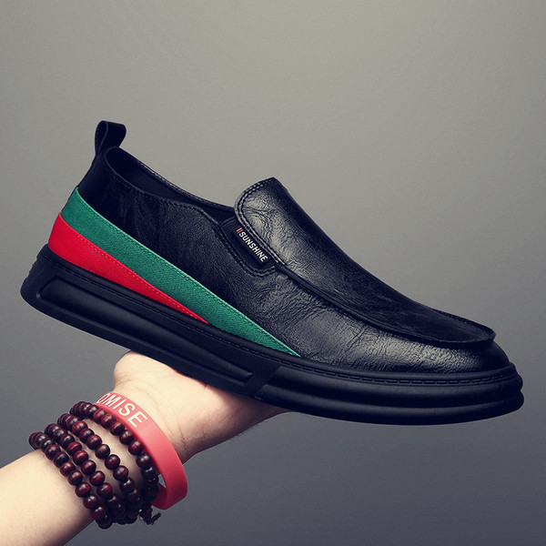 Μοντέρνα ανδρικά μοκασίνια  κατασκευασμένες από οικολογικό δέρμα με επίπεδη σόλα