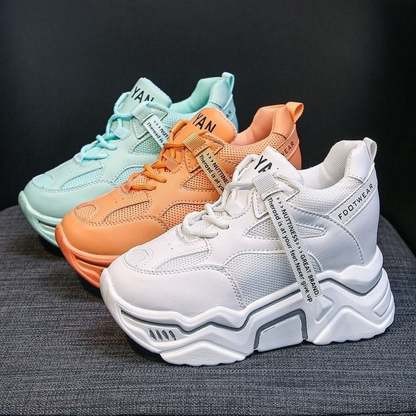 Modern női tornacipő magas durva talppal