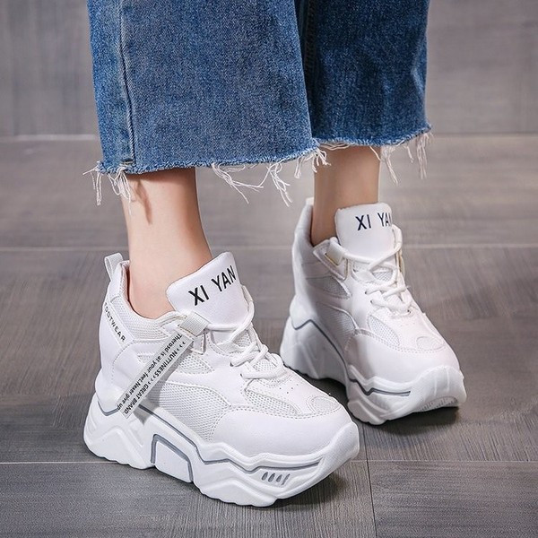 Modern női tornacipő magas durva talppal